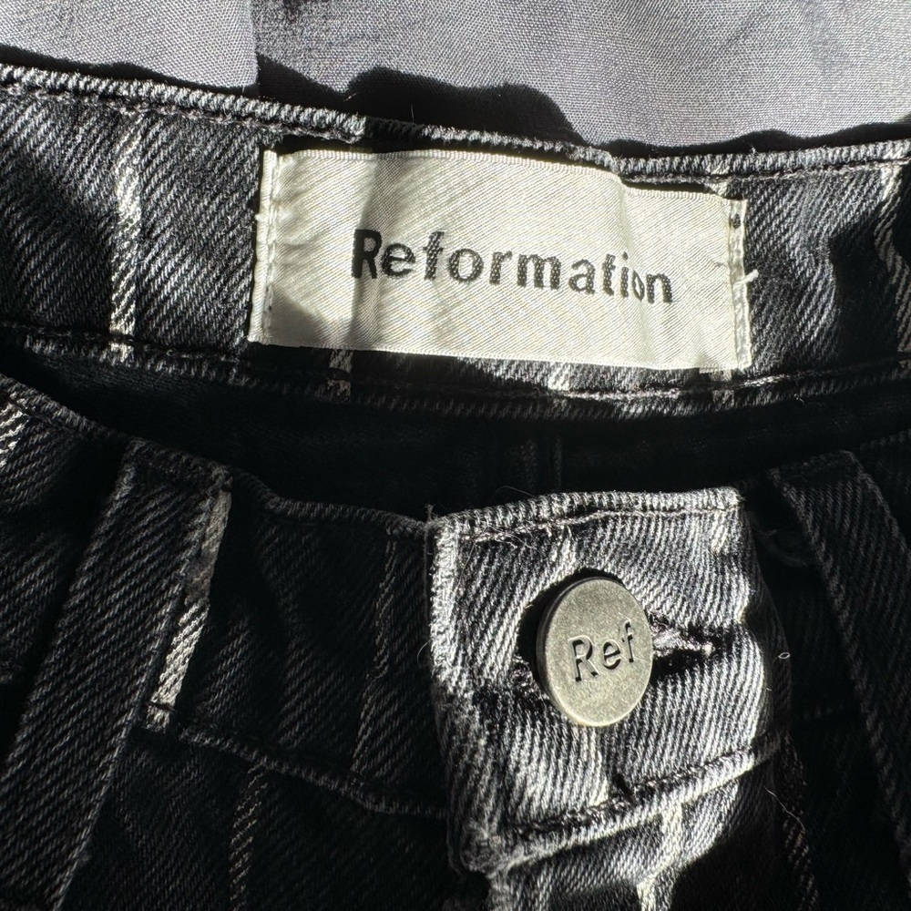 Reformation Dixie short black with white stripes.
Size 25 - Picture 8 of 8
